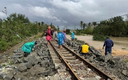 Thông tuyến đường sắt sau sự cố do mưa lũ qua khu vực Nam Trung Bộ