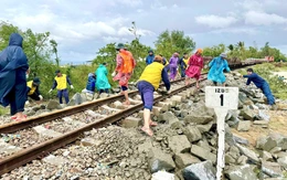 Khẩn trương thông đường sau lũ lịch sử