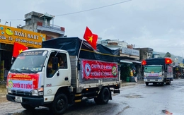 Cùng Tuổi Trẻ cứu trợ đồng bào lũ lụt miền Trung