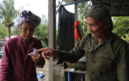 Vợ chồng già sống sót qua trận lũ lịch sử, gượng dậy dựng lại nhà