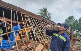 Cùng Tuổi Trẻ cứu trợ đồng bào lũ lụt miền Trung