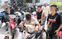 Xe máy hư hỏng xếp từ trong tiệm ra đường, khách chờ 3 ngày chưa tới lượt sửa