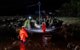 Công nhân điện lực lội nước rọi đèn pin xuyên đêm cấp điện trở lại cho 1,2 triệu khách hàng vùng lũ