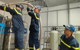 Công an Đắk Lắk cung cấp nước sạch cho các bệnh viện trong vùng lũ