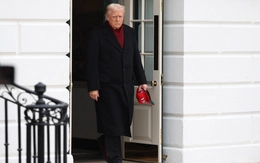 Có thật ông Trump đang gặp khó khăn trong việc đi bộ?