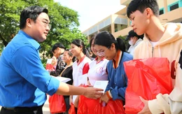 Thành Đoàn TP.HCM và báo Tuổi Trẻ trao học bổng, tặng quà học sinh vùng lũ Khánh Hòa