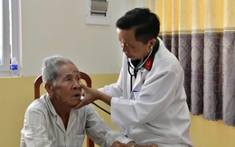 Bệnh viện Quân y 121 khám bệnh, phát thuốc cho gần 300 người dân nghèo ven biển An Giang