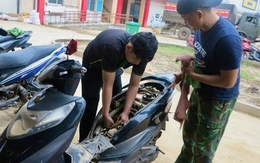 Đội sửa xe từ TP.HCM ra Phú Yên cũ giúp bà con vùng lũ, homestay ‘0 đồng’ cho các đoàn thiện nguyện