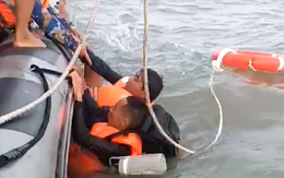 Cứu 2 ngư dân bị chìm tàu trôi dạt nhiều giờ trên biển ở Vĩnh Long