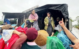 Sức mạnh của những bàn tay không ngại bùn lầy trong cơn lũ lịch sử