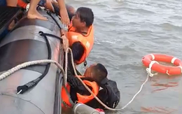 Cứu sống kịp thời 2 thuyền viên bị chìm tàu trôi dạt trên biển ở Vĩnh Long