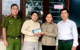 Để quên hơn 1.800 USD lẫn trong quần áo hỗ trợ người dân vùng lũ, người phụ nữ được trả lại