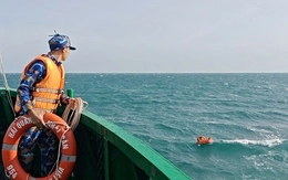 Vùng 5 Hải quân cứu vớt thành công 2 người dân gặp nạn trên biển