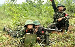 Xem bộ đội hành quân, diễn tập đánh địch đổ bộ đường không