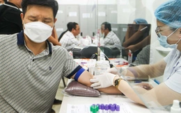 4 ngày 3 lần xét nghiệm máu: Để theo dõi bệnh hay để tăng doanh thu bệnh viện?