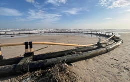 Bè nuôi thủy sản đường kính 40m trôi dạt vào bờ biển Quảng Trị