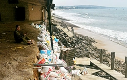 Mũi Né tạm dừng kinh doanh ăn uống tại bờ kè do sóng to, sạt lở