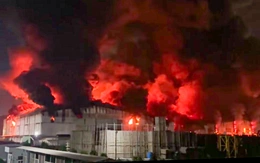 Cháy lớn trong đêm tại công ty sản xuất bỉm, cột khói bốc cao hàng chục mét ở Bắc Ninh