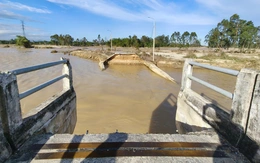 Cầu nối qua phố cổ Hội An bị xé sau lũ lịch sử, Đà Nẵng lệnh xây dựng khẩn cấp