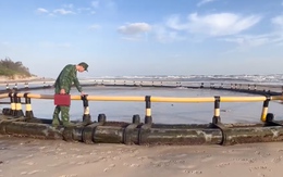 Cận cảnh bè nuôi thủy sản chưa rõ nguồn gốc trôi dạt vào bờ biển sau bão