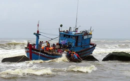 Tàu cá chìm khi vào bờ tránh bão số 15, 3 ngư dân mất tích