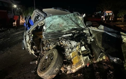 Đầu ô tô nát bét sau cú tông trực diện xe giường nằm trên quốc lộ 14