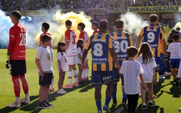 CLB ở Argentina bị phạt vì ‘quay lưng’ chào nhà vô địch