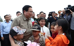 Thủ tướng thăm vùng lũ Phú Yên: Sẽ hỗ trợ tối đa cho người dân tái thiết cuộc sống