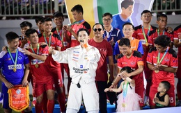 Nguyễn Phi Hùng và Ali Hoàng Dương khuấy động bầu không khí trận chung kết bằng loạt ca khúc sôi động