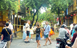 Lụt dâng cao trở lại, phố cổ Hội An vẫn nườm nượp khách