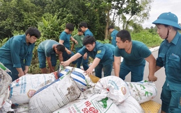 Xã Bà Điểm đắp 2.000 bao cát ngăn triều cường tràn qua đường Đặng Công Bỉnh