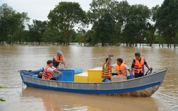 Vượt ngàn cây số từ miền Nam ra nấu ăn cho đồng bào vùng lũ Đà Nẵng
