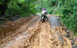 Điện gió cam kết làm đường rồi tháo chạy, dân khốn khổ vượt bùn lầy