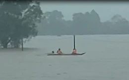 Giải cứu 7 người mắc kẹt giữa đồng ruộng bên sông Hiếu