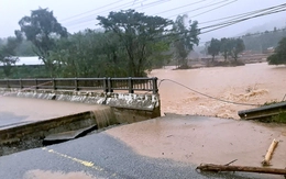 Mưa lớn làm sập mố cầu ở xã vùng cao TP Huế gây chia cắt