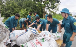 Xã Bà Điểm, TP.HCM khẩn cấp đắp bao cát ngăn triều cường trên đường Đặng Công Bỉnh