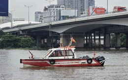 Tìm kiếm tài xế taxi dùng dao tự sát thương trên cầu Sài Gòn rồi rơi xuống sông mất tích