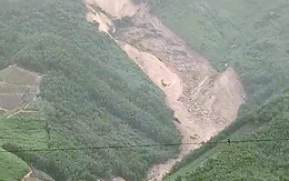 Ngọn núi bị sạt lở dài vài km, 1 người bị đất đá vùi lấp tử vong