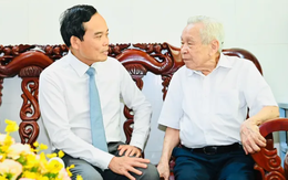 Bí thư Thành ủy TP.HCM Trần Lưu Quang trao tặng Huy hiệu 80 năm tuổi Đảng đến cụ Tạ Đăng Siêu