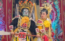 Đông nghẹt khán giả coi hát bội sáng Chủ nhật ở khu vực đền thờ vua Hùng, Thảo cầm viên