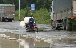 Đường huyết mạch ở Dung Quất nát bấy, vừa lái xe vừa cầu khấn