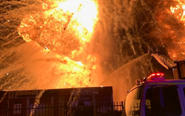 Nổ rất lớn ở nhà máy rác của Úc, khói lửa bốc cao hơn trăm mét