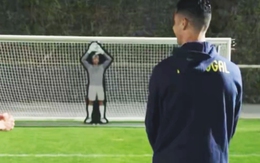 Ronaldo dùng trí thông minh đánh bại thủ môn robot siêu tốc
