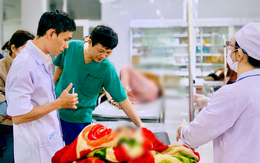 Xe công nông trôi xuống dốc, 13 HS bị thương, Bệnh viện Quảng Ngãi báo động đỏ cấp cứu