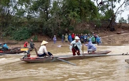 Lật thuyền đánh cá, vợ được cứu, chồng mất tích