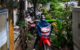 Cấm 1 chiều cầu Long Biên, người Hà Nội chật vật tìm cách sang sông