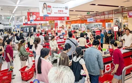 Người dân Quy Nhơn ùn ùn đi siêu thị sắm thực phẩm tránh bão Kalmaegi