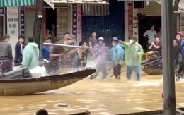 Chủ ghe thuyền giành khách, đánh nhau giữa phố ngập lụt ở Huế, công an vào cuộc
