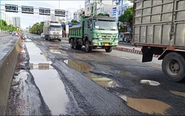 Cận cảnh tuyến đường huyết mạch ở Đà Nẵng chi chít ổ voi, ổ gà