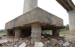 Trụ cầu sông Lô ở Phú Thọ lộ sắt thép, tạm thời cấm ô tô qua lại